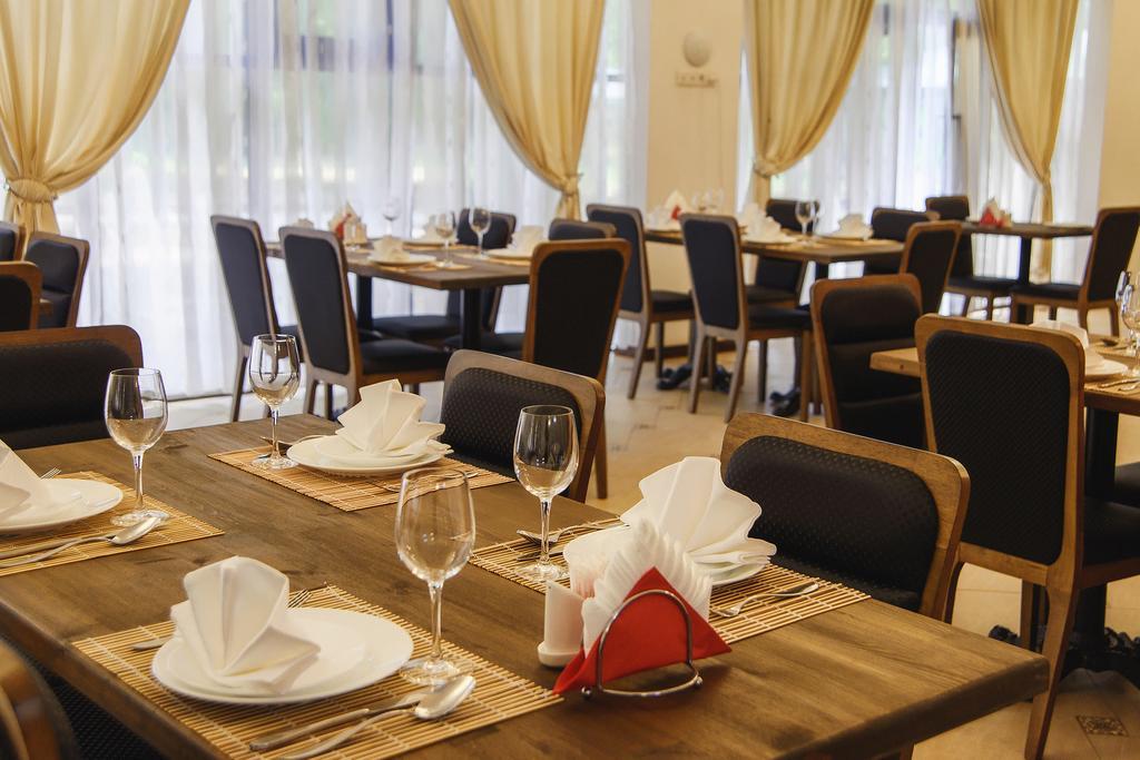 Promenade Park Hotel Shymkent Exterior foto
